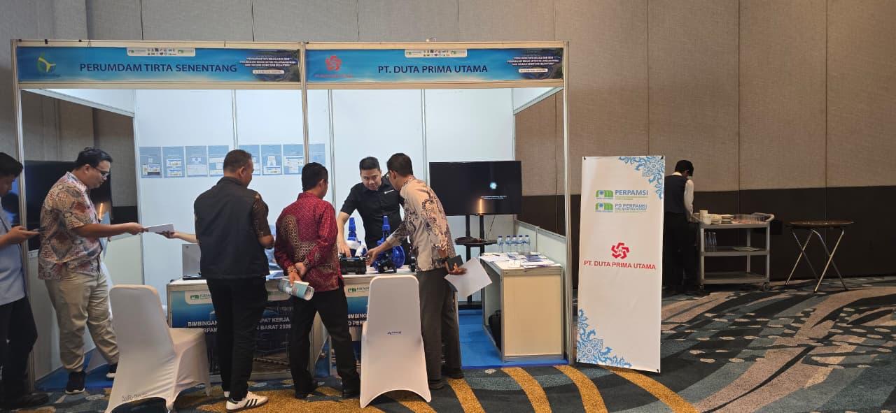 Visitors and the DPU team at the PERPAMSI Kalimantan Barat event booth