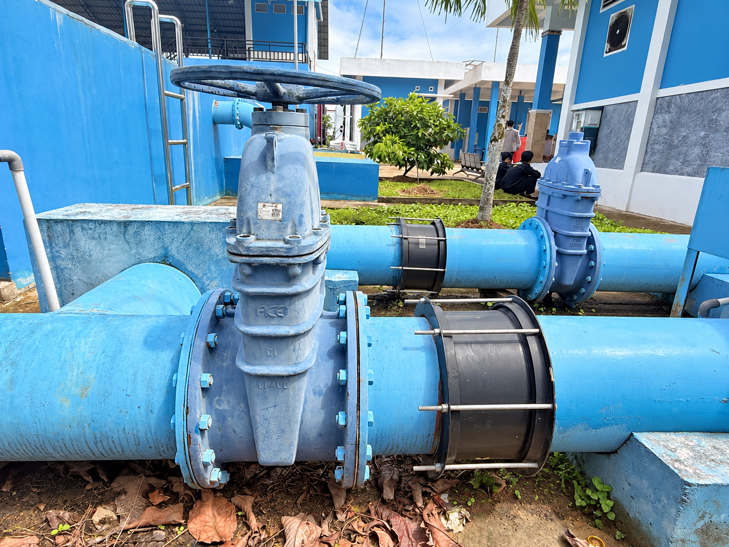 Blue gate valve and black MaxiFit coupling on the pipework at Kubu Raya